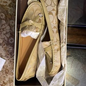 NWT COACH LIGHT KHAKI/SAND SZ 10